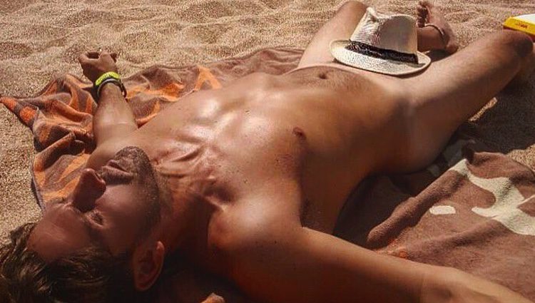 Guillermo Martín casi desnudo en la playa / Twitter
