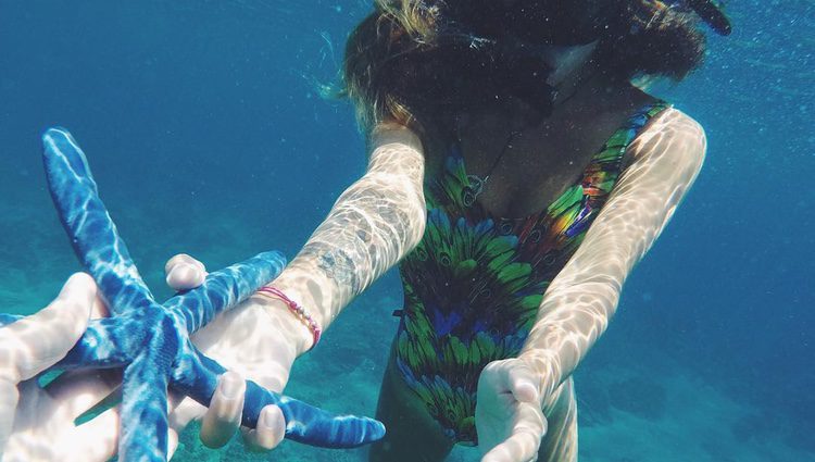 Laura Matamoros sosteniendo una estrella de mar/ Fuente: Instagram
