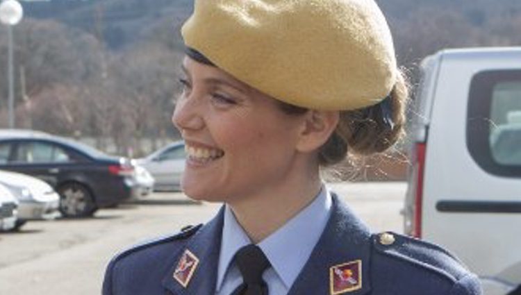 Alejandra Navas vestida de militar / Twitter