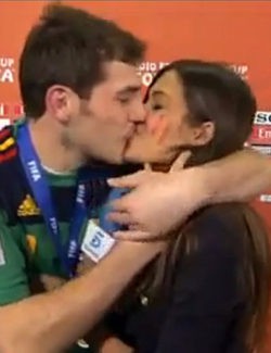 Iker Casillas besa a Sara Carbonero tras la final del Mundial de Sudáfrica