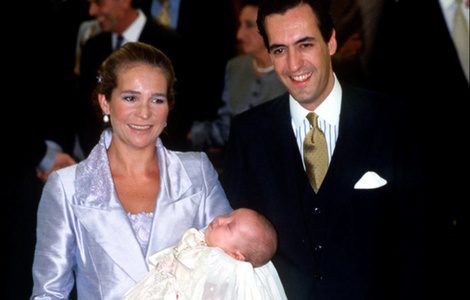 Felipe con sus padres el día de su bautizo