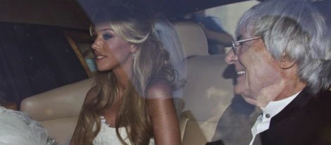 Petra y su padre, Bernie Ecclestone, en el coche de la novia
