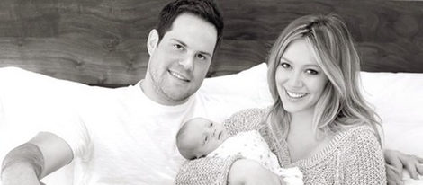 Hilary Duff muestra su imagen más familiar junto a su marido Mike Comrie y su hijo Luca