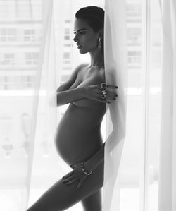 Alessandra Ambrosio posa totalmente desnuda en su octavo mes de embarazo