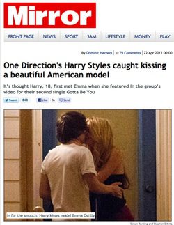 El beso de Harry y Emma Foto: Daily Mirror