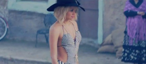 Shakira derrocha sensualidad en el videoclip de su nuevo single 'Addicted to you'