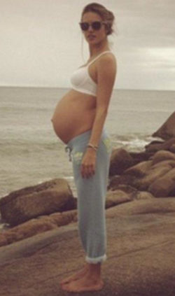 Alessandra Ambrosio pasea por las playas de Brasil en la recta final de su embarazo