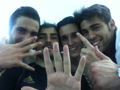 Higuaín, Callejón, Iker Casillas y Tomás Mejías celebran el título de Liga