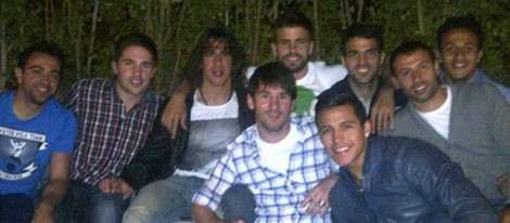 Piqué, Xavi, Messi, Fábregas y Puyol disfrutan de una agradable velada tras perder definitivamente la Liga