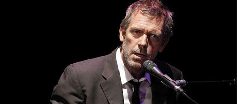 Hugh Laurie canta durante un concierto