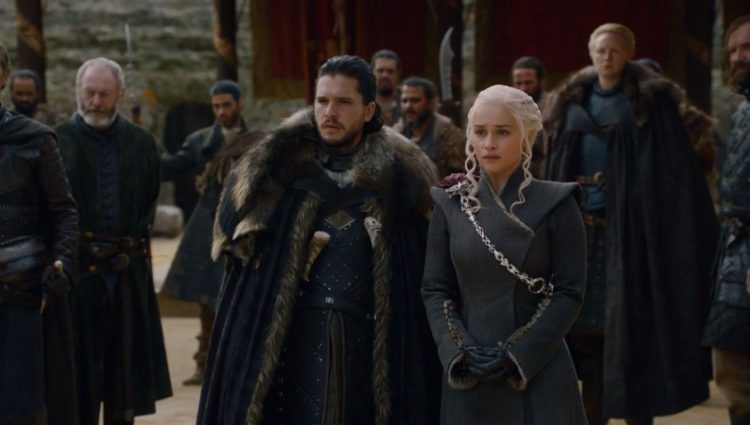Jon Nieve y Daenerys Targaryen en el último episodio de la temporada / Fuente: HBO