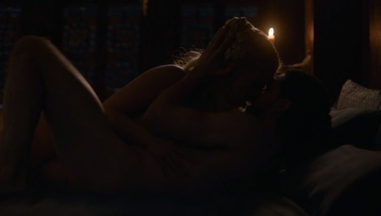 Jon Nieve y Daenerys Targaryen en una escena de cama / Fuente: HBO