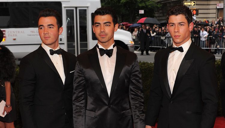 Nick Jonas junto a sus dos hermanos Kevin y Joe Jonas