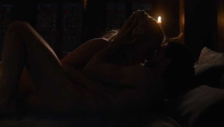 Jon Nieve y Daenerys Targaryen durante la escena de cama | Fuente: HBO