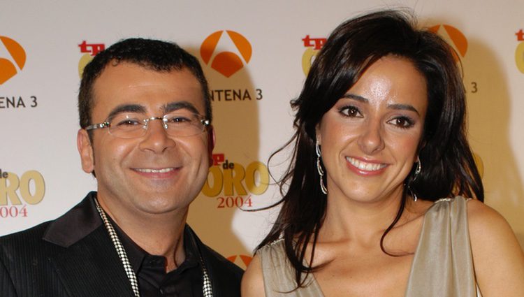 Jorge Javier Vázquez y Carmen Alcayde recibiendo un premio por 'Aquí hay tomate'