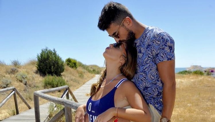 Anabel Pantoja y su novio Juanlu en la playa | Fuente: Instagram