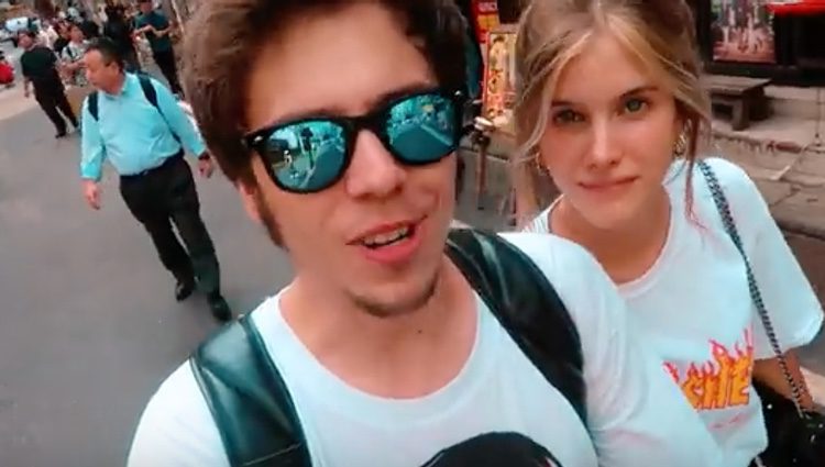 El Rubius junto a su novia en Japon/ Fuente: Youtube El Rubius