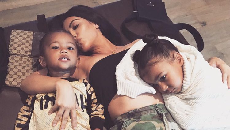 Kim Kardashian junto a sus hijos North y Saint West. Fuente: Instagram @kimkardashian