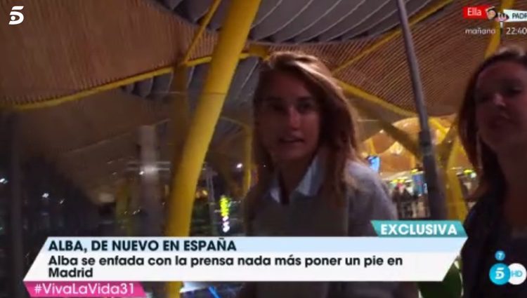 Alba Carrillo enfadada en el aeropuerto/ Fuente: telecinco.es