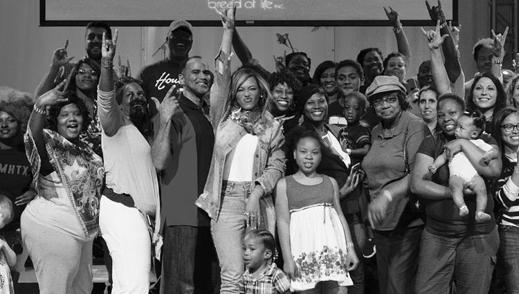 Beyoncé posando con el resto del equipo en Houston. Fuente: Instagram: @beyonce