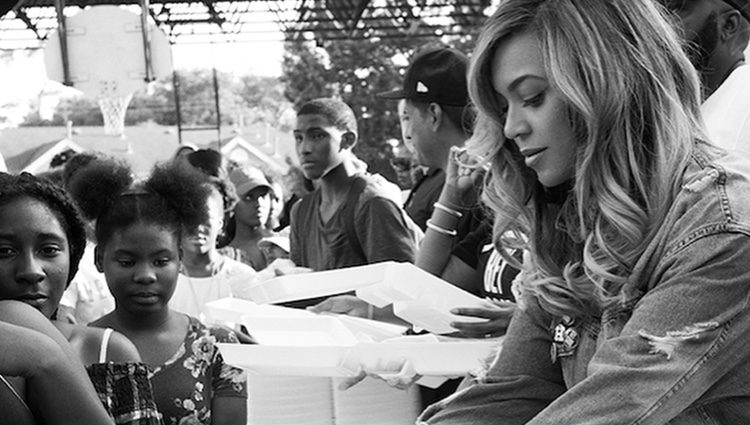 Beyoncé ayudando a las víctimas del huracán Harvey. Fuente: Instagram: @beyonce