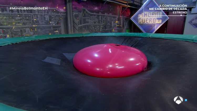 Pilar Rubio dentro del globo de agua / Antena3.com
