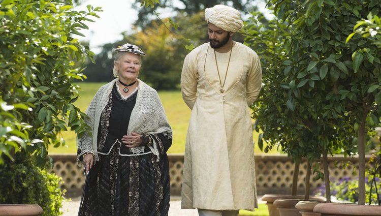 Judi Dench y Ali Fazal en una escena de 'La Reina Victoria y Abdul'