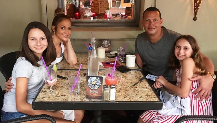 Jennifer Lopez junto a Alex Rodriguez y sus hijas