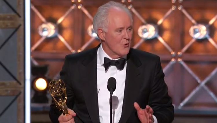 John Lithgow con su premio Emmy 2017