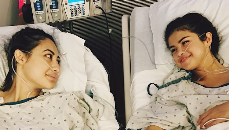 Selena Gomez y su amiga Francia Raisa en el hospital / Instagram