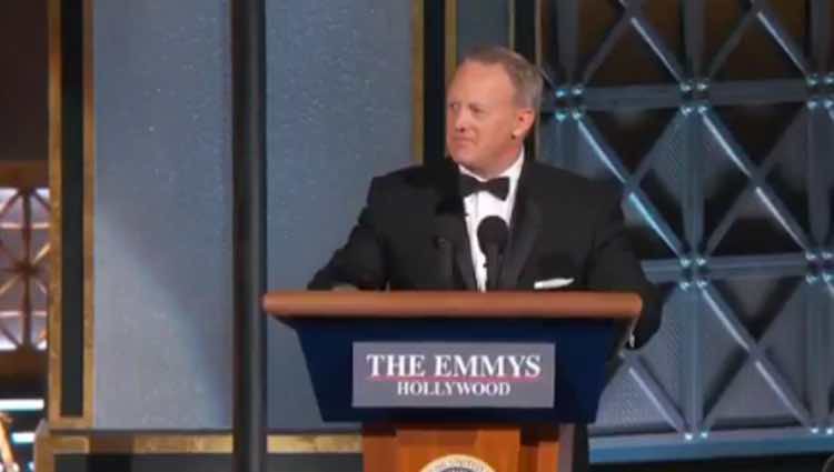 Sean Spicer dando un discurso en los Emmy 2017