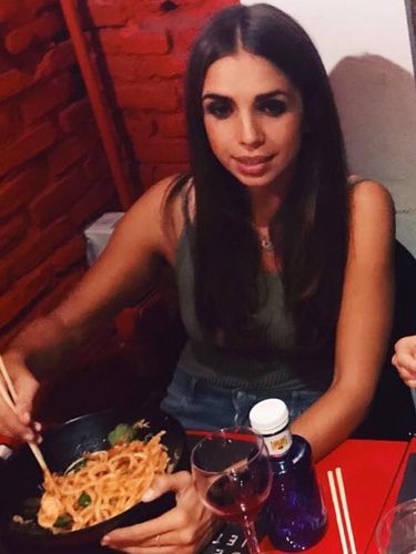 Elena Furiase a punto de comer/ Fuente: Instagram Elena Furiase