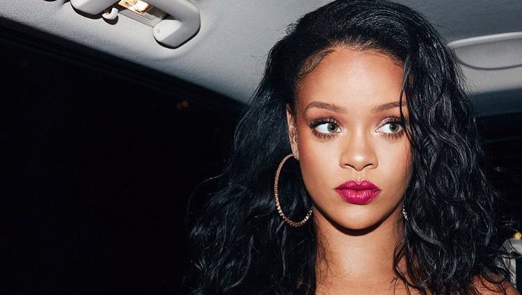 Apenas posó durante cinco minutos en el photocall/ fuente: Instagram Rihanna