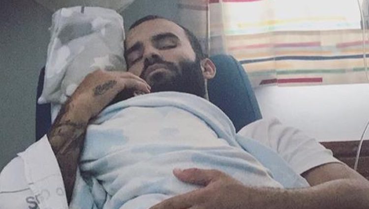 Jesé sosteniendo a su hijo mientras duerme / Instagram