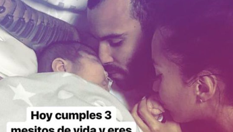 Aurah y Jesé besando a su hijo / Instagram