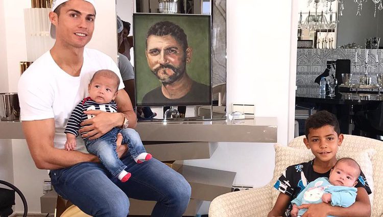 Cristiano Ronaldo junto a sus tres hijos