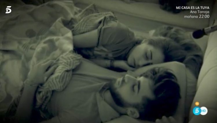 Miriam y Rubén juntos en la cama. Fuente: telecinco.es