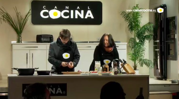 Carles Puigdemont cortando cebolla para preparar el arroz con sepia