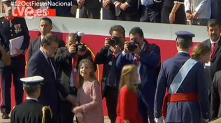 La Infanta Sofía deja ver su mano lesionada en el Día de la Hispanidad 2017