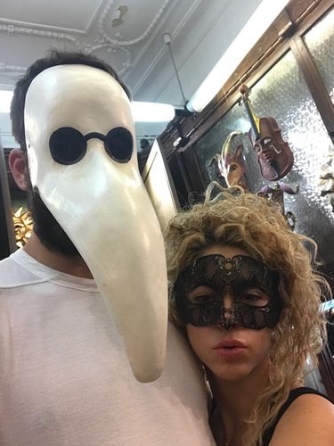 Piqué y Shakira con sus respectivas máscaras/ Fuente: Instagram