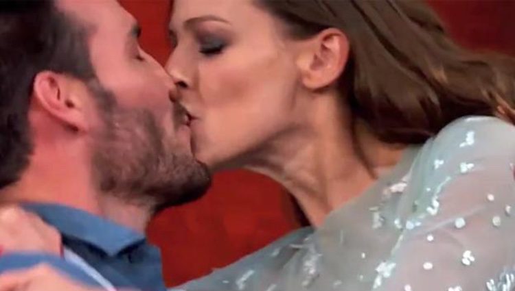 Eva González besándose con Saul Craviotto/ Fuente: La 1