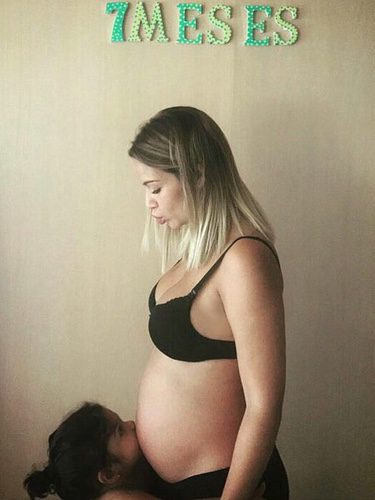 Tamara Gorro y su hija Shaila celebrando los 7 meses de embarazo. | Fuente: Instagram