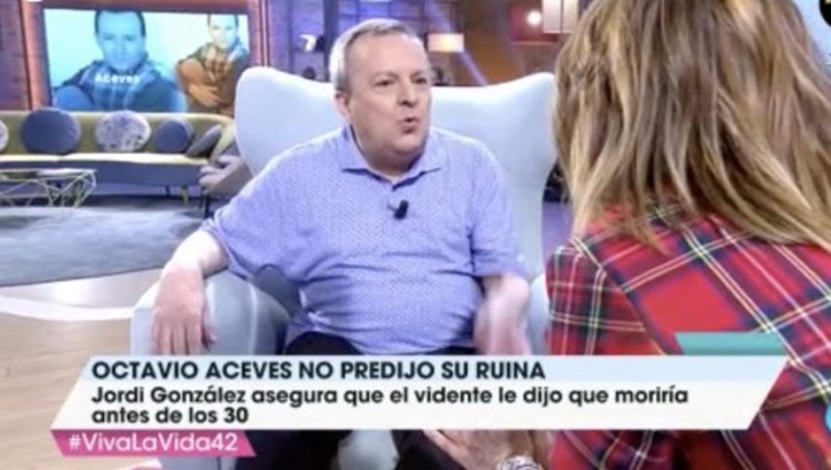 El vidente Octavio Aceves en 'Vive la Vida' defendiéndose de las palabras de Jordi González. | Fuente: Telecinco 