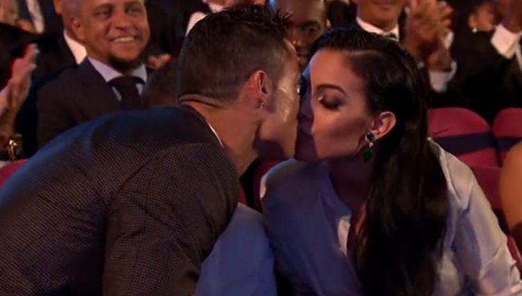 Cristiano Ronaldo besando a Georgina Rodríguez/ Fuente: La 1