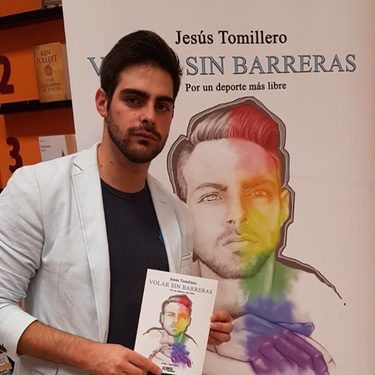 Jesús Tomillero con su libro 'Volar sin barreras'