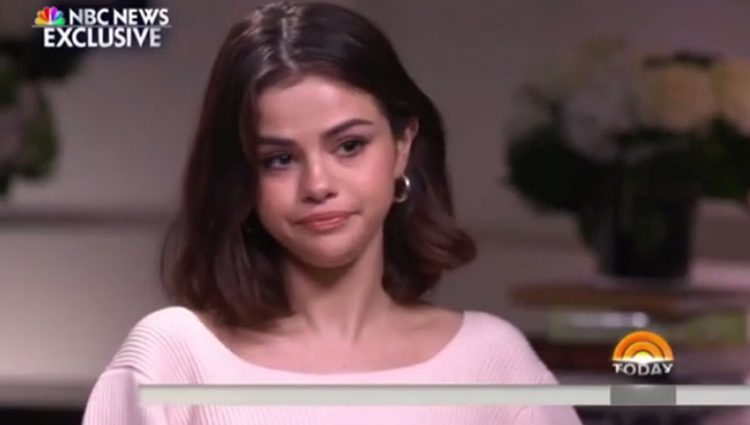 Selena Gomez emocionada durante la entrevista