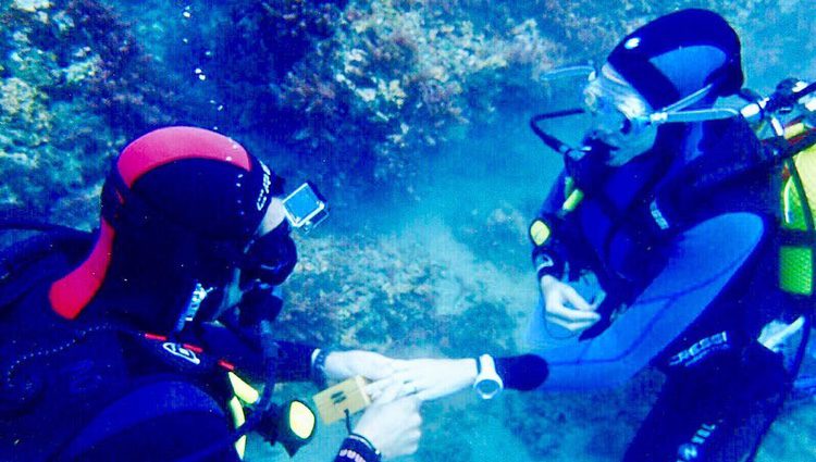 Patricia Montero y Álex Adrover bajo el mar/ Fuente: Instagram
