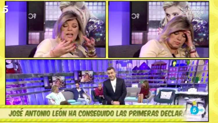 Terelu Campos viendo su imagen cuando ha sido pillada dormida / Telecinco.es