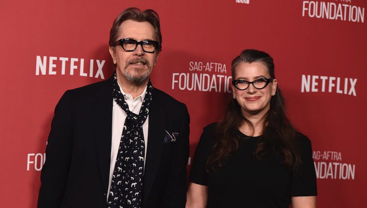 Gary Oldman y Gisele Schmidt en un evento de Netflix