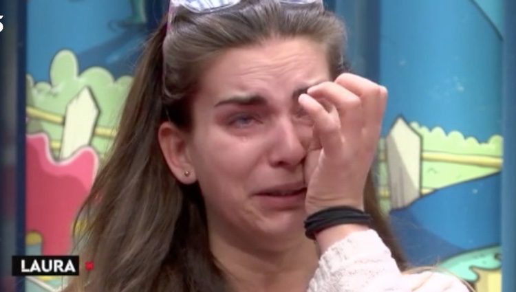Laura llorando anunciando su abandono / Foto: telecinco.es